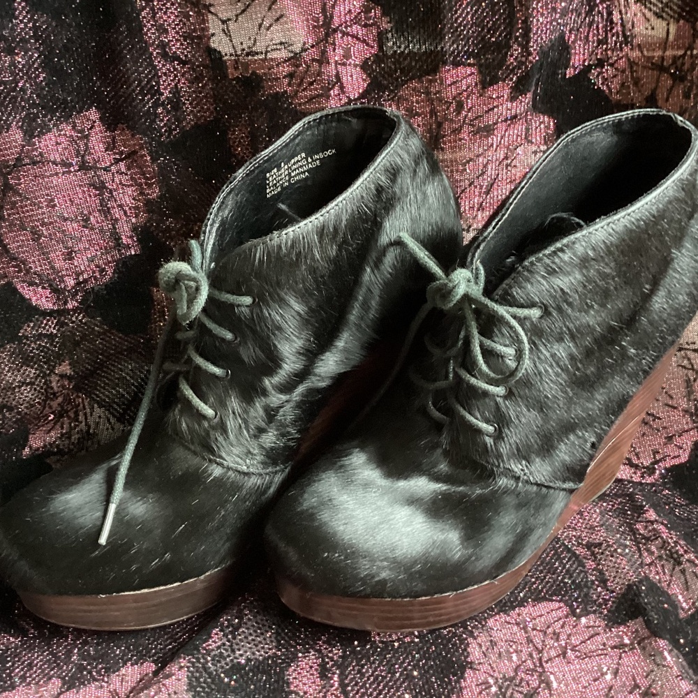 Matiko Ivy Black Hair On Wedge Bootie